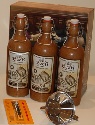 В комплекте с пивоварней BeerMachine DeLuxe 2008 Expert  поставляются 3 керамические бутылки для хранения готового напитка
