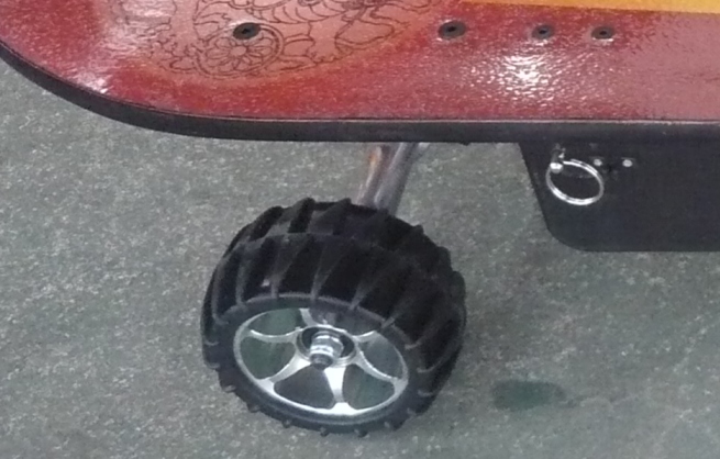 Производитель оснастил свое детище стильными колесами диаметром 10 см
