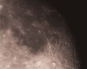 Фотографии Луны и наземной вышки связи, полученные с помощью телескопа Levenhuk Strike 80 NG и камеры Canon EOS