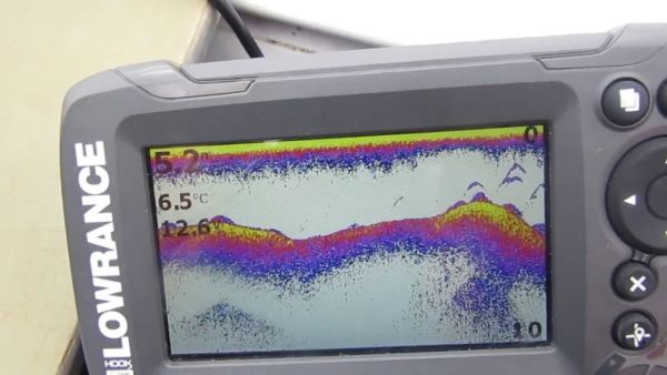 Наряду с рельефом дна на экране эхолота Lowrance HOOK2-4x GPS Bullet отображается числовое значение глубины, температуры и напряжения питания 