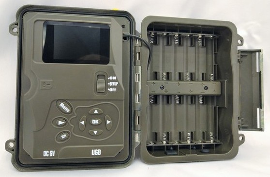 Слева — панель управления с дисплеем и функциональными клавишами, справа — батарейный отсек на 12 элементов питания