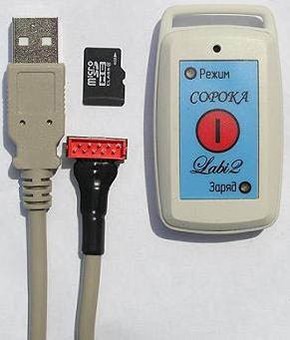 Разъем USB-кабеля, подключаемый к корпусу диктофона 