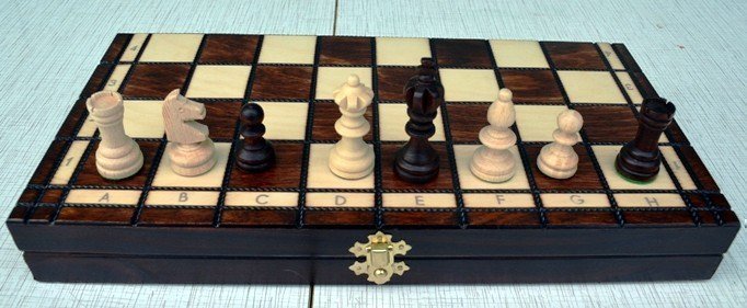 Благодаря доске с клетками в очень темных тонах шахматы "Олимпик" будут особенно хорошо смотреться в интерьерах с преобладанием черных цветов в отделке