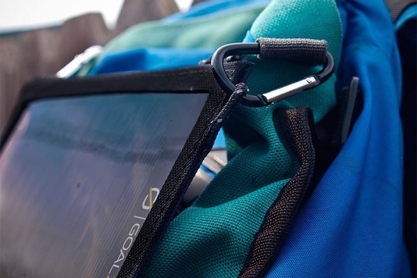 Универсальное зарядное устройство на солнечных батареях Goal Zero Nomad 7 удобно крепится на рюкзаке