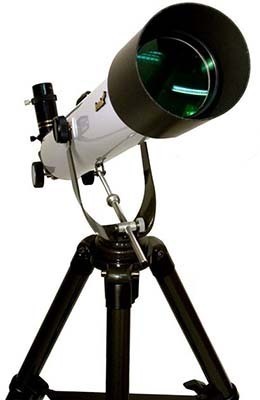 Достаточно длинная пластиковая бленда на объективе телескопа Levenhuk Strike 80 NG предотвратит появление бликов, которые могут вызвать расположенные рядом осветительные фонари и капли росы, не исключено, что убережет объектив в случае падений и ударов телескопа