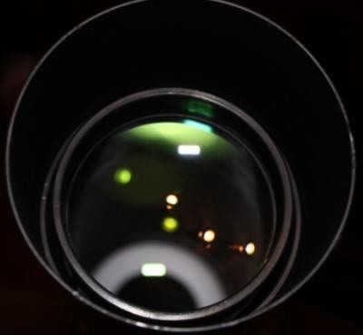 Зеленоватость входной линзы объектива телескопа Levenhuk Strike 80 NG обусловлена нанесенным просветляющим покрытием, а за счет черной внутренней поверхности трубы паразитное рассеивание света сводится к минимуму 