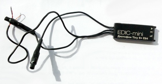 Цифровой диктофон Edic-mini Tiny S+ E84 имеет два выносных микрофона и поддерживает режим