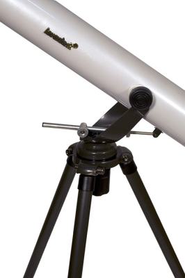 У азимутальной монтировки с ярмом телескопа Levenhuk Strike 60 NG есть преимущество — микрометрический винт для точного наведения по углу возвышения