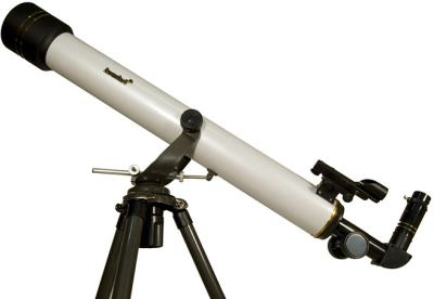 Труба телескопа Levenhuk Strike 60 NG снаружи имеет классический белый цвет, поэтому не сильно нагревается на солнце и хорошо заметна в темноте