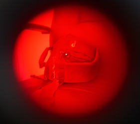 Вид на камеру видеонаблюдения, спрятанную в сумке, через окно объектива обнаружителя LD-RF1